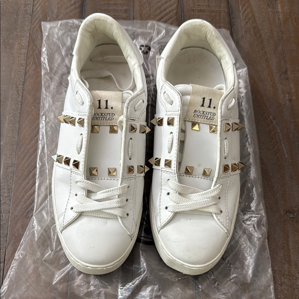 Pre loved Valentino White Rockstud Sneakers